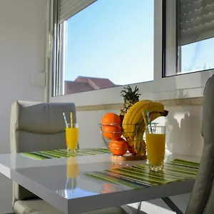 mihaela-studio-apartmans-200m-near-the-beach.splithotels.org/
